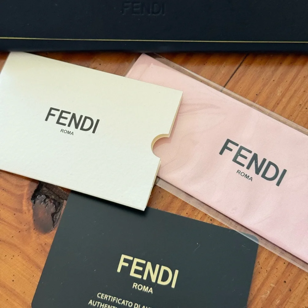 Fendi sunglasses with case, certificate and cloth - Picture 5 of 5